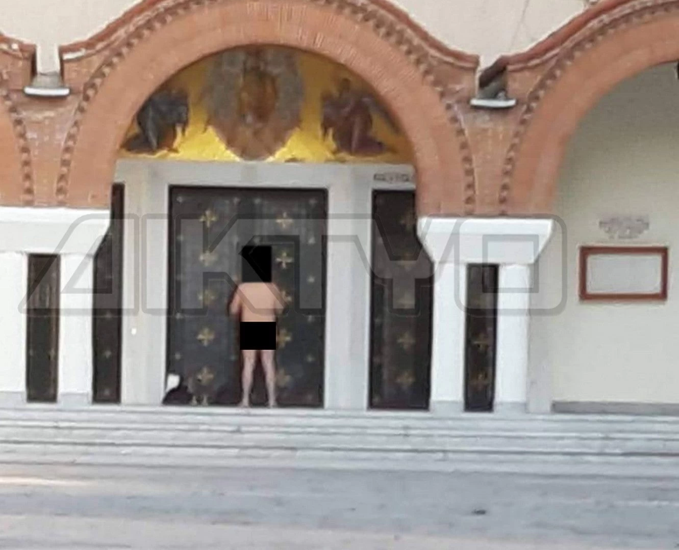 Σοκ! Στεκόταν γυμνός μπροστά από τον Μητροπολιτικό ναό – Εικόνες